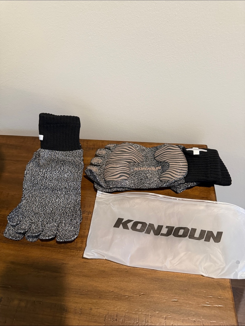 Men's Five-Toe Grip Supersocks/Athletic Socks in Black and Gray